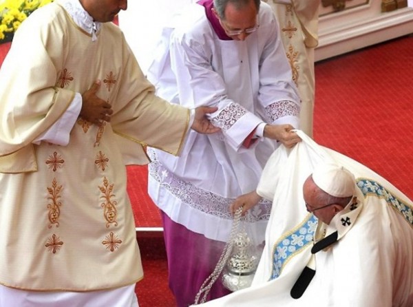 Επεσε κάτω ο Ποντίφικας