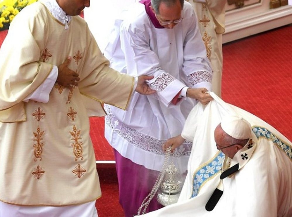 Επεσε κάτω ο Ποντίφικας