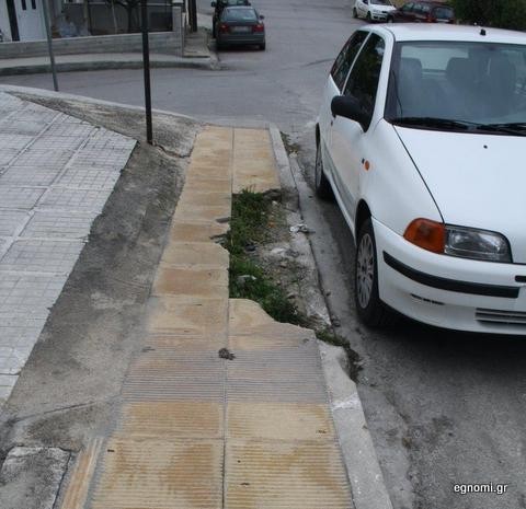 Ξηλώθηκε το πεζοδρόμιο στην οδό Κυμαίων