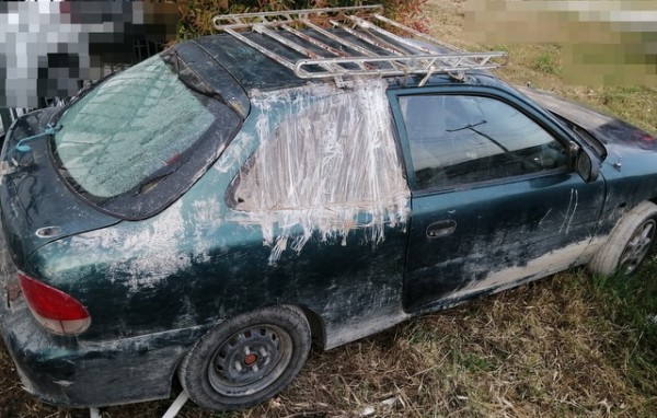 Τρεις Έλληνες έκλεψαν μεταλλικά αντικείμενα από αποθήκη και τα φόρτωσαν σε αυτοκίνητο (φωτό)