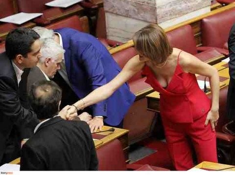 ΒΟΥΛΗ: Έβγαλε ...μάτια το ντεκολτέ της Κατερίνας Μάρκου