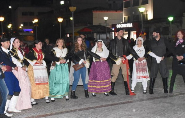 ΛΕΥΚΗ ΝΥΧΤΑ ΧΑΛΚΙΔΑ: Οι Κρητικοί έσωσαν το κέφι στην πλατεία Αγοράς