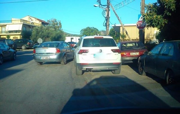 ΑΡΤΑΚΗ: Παρκάρισμα πρόκληση από ...γαϊδούρι κοντά από το γήπεδο