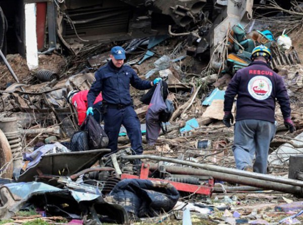 Γυναίκα έχασε τον σύζυγό της και το 5χρονο αγοράκι της στα Τέμπη: Μου έδωσαν στάχτες και αποκαΐδια