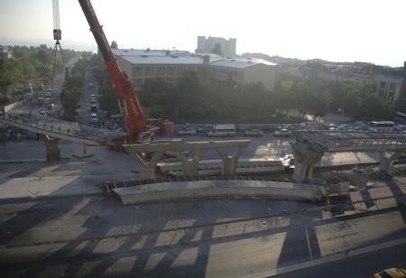 Γκρεμίστηκε η γέφυρα και σκότωσε άνθρωπο