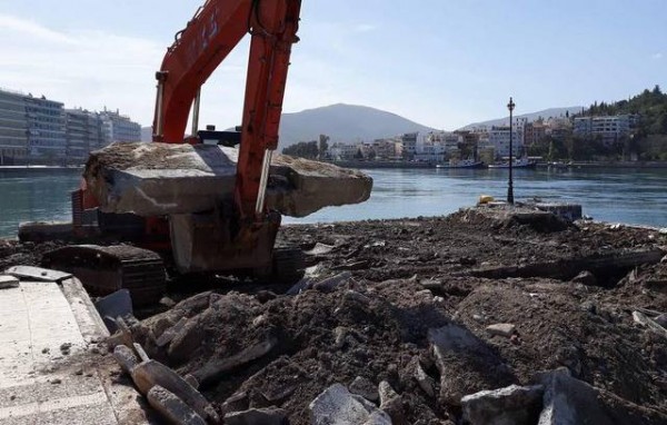 ΧΑΛΚΙΔΑ: Γκρεμίστηκε η προβλήτα του Αγίου Νικολάου