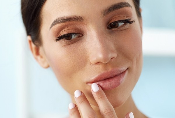 Έτσι θα σβήσεις τις λεπτές γραμμές και τις ρυτίδες κάτω από τα χείλη