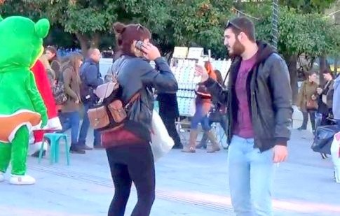 Μυθικές ατάκες για καμάκι από νεαρό στην Πλατεία Συντάγματος (VIDEO)