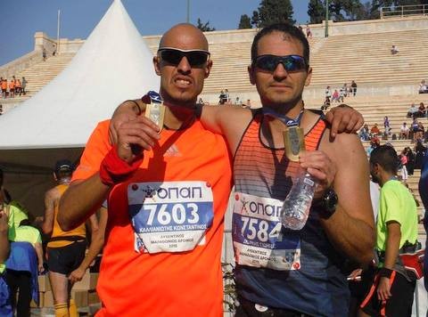 Δύο από τους πολλούς Ευβοιώτες που έτρεξαν στο Μαραθώνιο