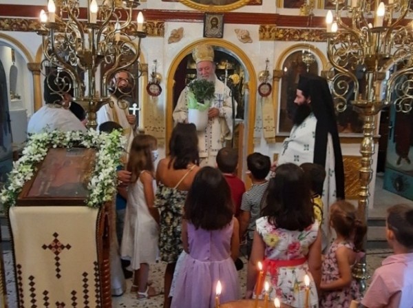 ΓΑΛΑΤΣΩΝΑΣ: Συμβολικό δώρο από τα παιδιά στον Μητροπολίτη - Γιατί του πρόσφεραν μια ελιά