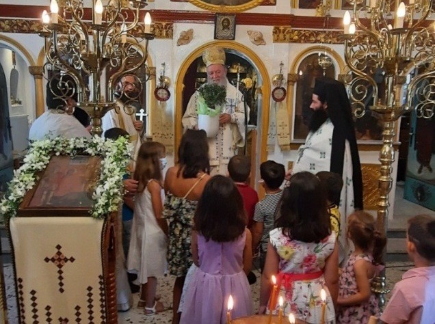 ΓΑΛΑΤΣΩΝΑΣ: Συμβολικό δώρο από τα παιδιά στον Μητροπολίτη - Γιατί του πρόσφεραν μια ελιά