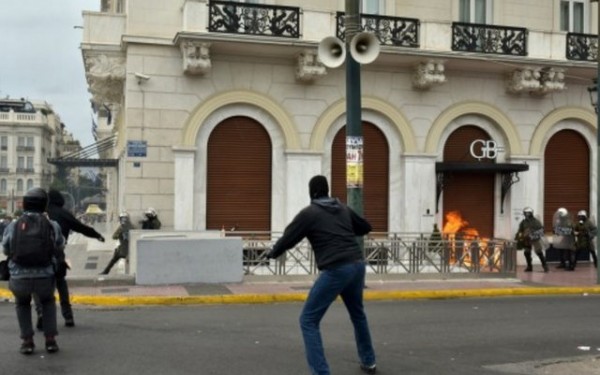 Κουκουλοφόροι έριξαν φωτοβολίδες στο Σύνταγμα