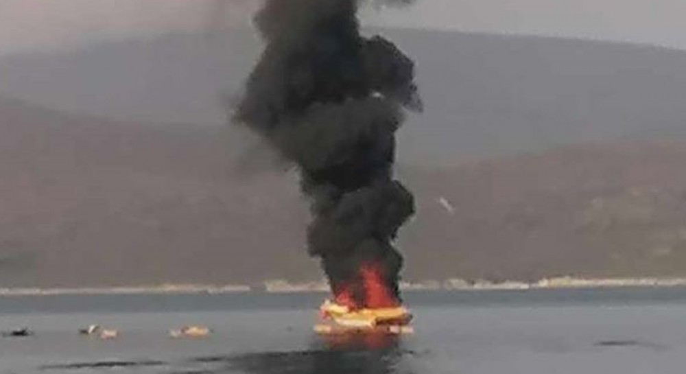 ΜΑΡΜΑΡΙ ΕΥΒΟΙΑ: Σκάφος άρπαξε φωτιά και βυθίστηκε - Ενας τραυματίας