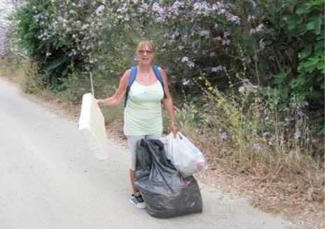 Τουρίστρια μάζεψε τα σκουπίδια από τους δρόμους