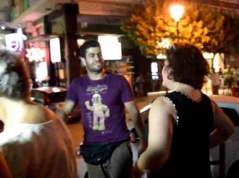 Επίθεση με αυγά σε Κώστα Λαπαβίτσα και Αλεξάνδρα Τσανάκα