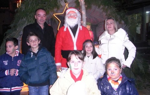 Βροχή βεγγαλικών και ο Άη Βασίλης παρών στη γιορτή