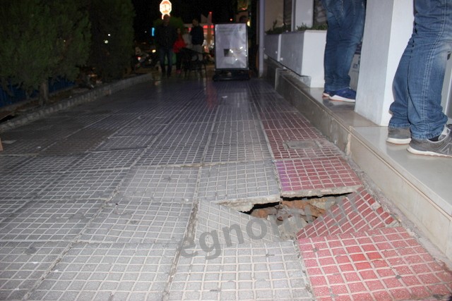 ΧΑΛΚΙΔΑ: Κατέρρευσε το πεζοδρόμιο στην οδό Βενιζέλου!