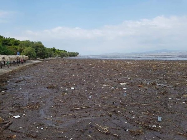 Εικόνες καταστροφής και στην παραλία στο Δήλεσι