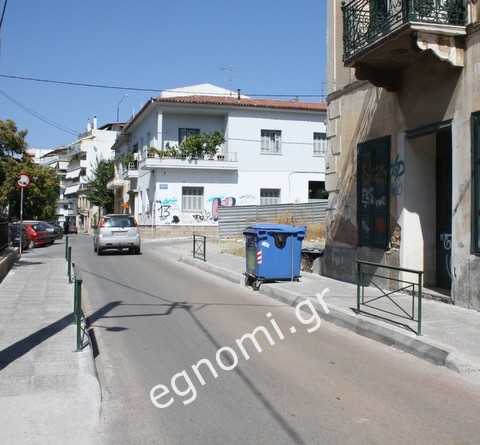 ΔΗΜΟΣ ΧΑΛΚΙΔΕΩΝ: Φτιάχνουν πεζοδρόμια για ...κάδους!