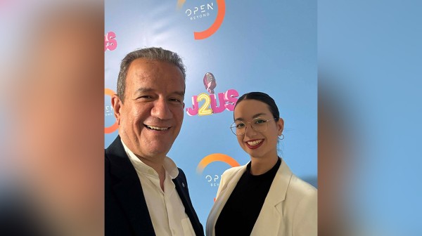 JUST THE TWO OF US: Μόνιμοι θαμώνες ο Σταύρος Μακαρίου και η κόρη του (ΦΩΤΟ)