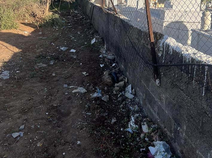 ΛΟΥΚΙΣΙΑ: Γεμάτο σκουπίδια το νεκροταφείο του Αγίου Ανδρέα
