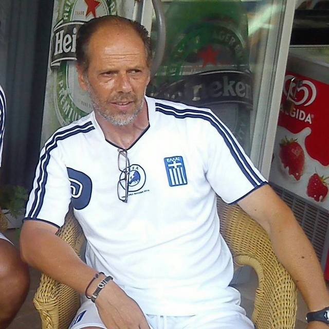 Ο Αντώνης Πριόνας ...βάζει πούλμαν μπροστά στην εστία της Ισλανδίας