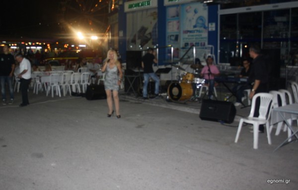 Αντί για ψώνια, τρώνε γουρουνόπουλο και διασκεδάζουν στο λούνα παρκ!