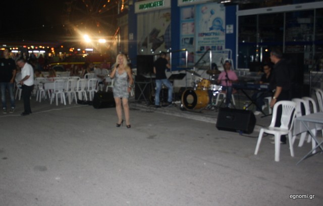 Αντί για ψώνια, τρώνε γουρουνόπουλο και διασκεδάζουν στο λούνα παρκ!