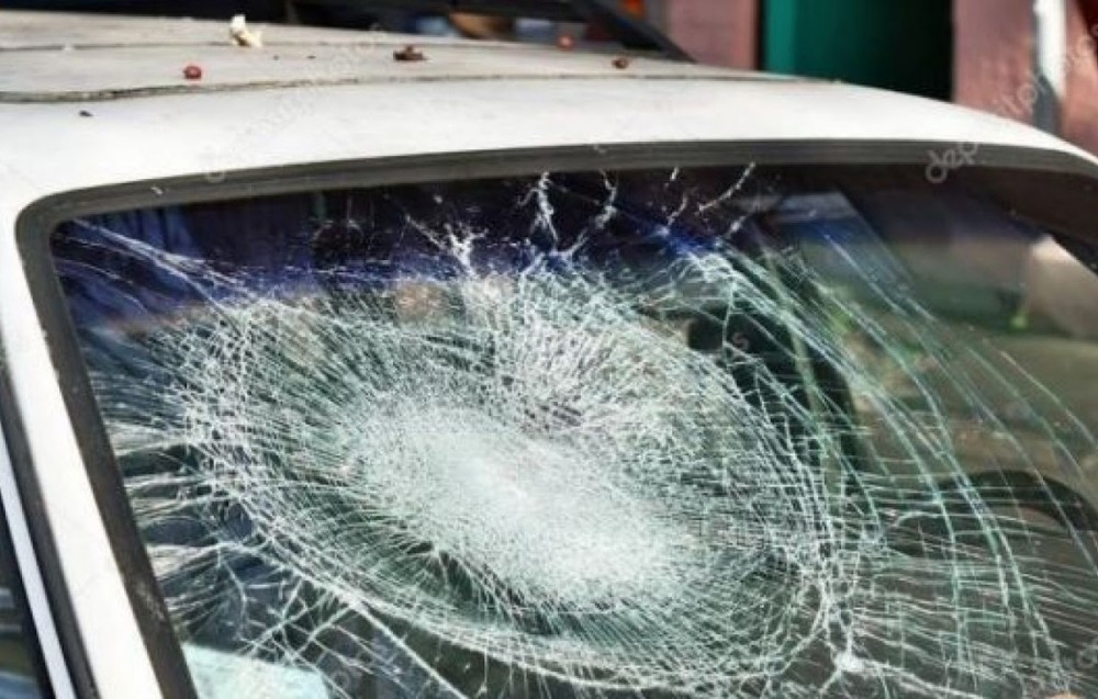 ΧΑΛΚΙΔΑ: 16χρονος πετούσε πέτρες σε διερχόμενα αυτοκίνητα στην οδό Προαστίου!