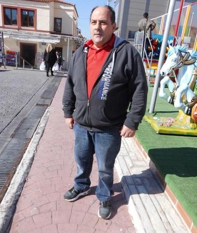 Ζητάει κάδους απορριμμάτων στη γειτονιά του