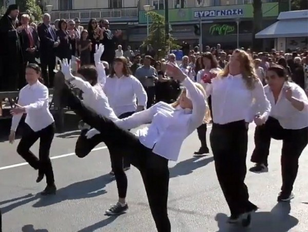 Τα δέκα κορίτσια εξηγούν γιατί προκάλεσαν σάλο στην παρέλαση στη Νέα Φιλαδέλφεια