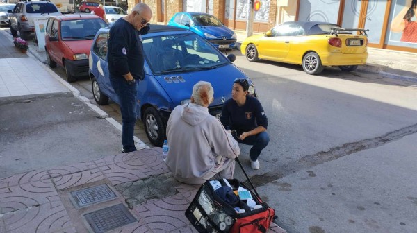 ΕΡΕΤΡΙΑ: Άντρας έπεσε στο πεζοδρόμιο και χτύπησε στο κεφάλι