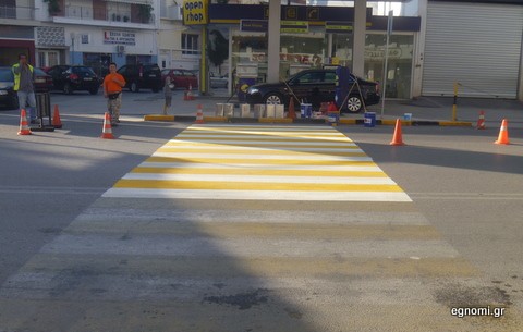 Φρεσκάρουν τις διαβάσεις πεζών στη Χαλκίδα