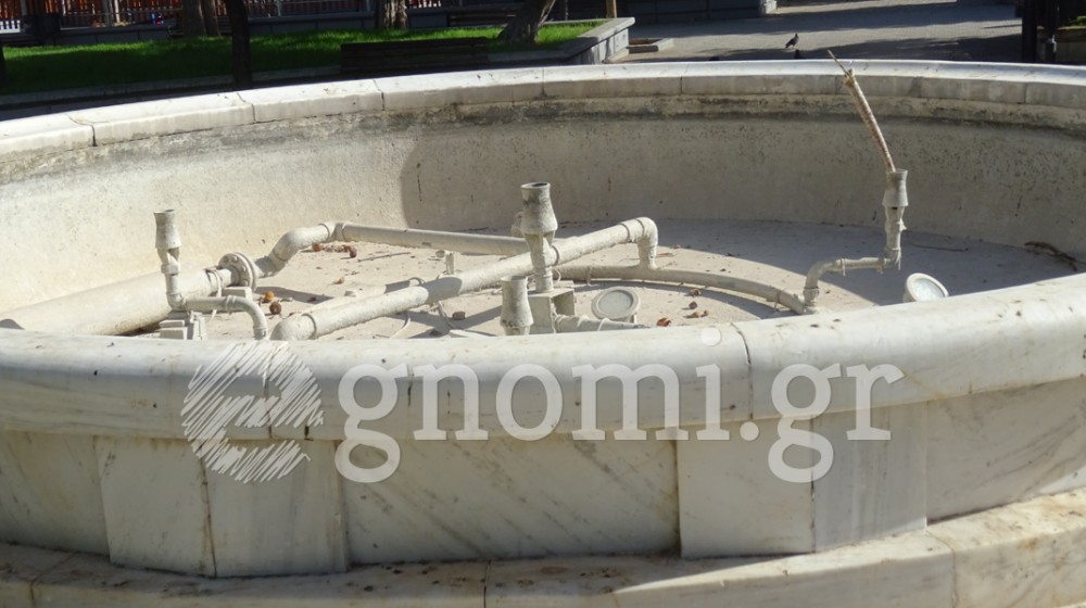 ΧΑΛΚΙΔΑ: Το συντριβάνι της ντροπής μέσα στη βρώμα και τις κουτσουλιές