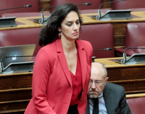 Η Νόνη Δούνια λιποθύμησε μέσα στη βουλή
