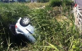 Έπεσαν με ΙΧ σε χαντάκι και εξαφανίστηκαν πεζοί