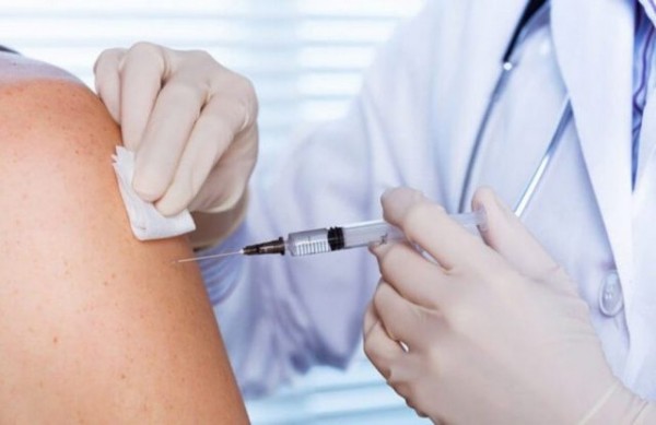 Επιχείρηση δίνει 300 ευρώ στους υπαλλήλους που εμβολιάζονται (VIDEO)