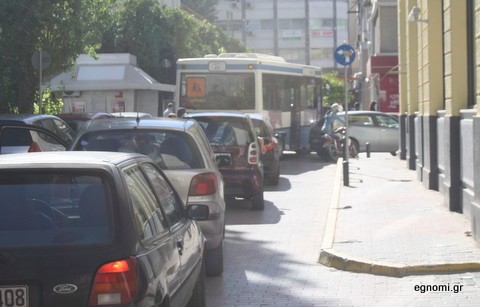 Κυκλοφοριακό ...έμφραγμα από παρκάρισμα στη γωνία