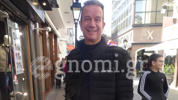 Ο Σταύρος Μακαρίου ψώνισε για τις λατρείες του λόγω της Παγκόσμιας Ημέρας της Γυναίκας