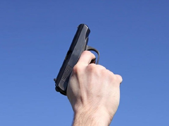 Συνταξιούχος αστυνομικός διευθυντής βγήκε στο μπαλκόνι και άρχισε να πυροβολεί