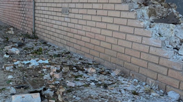 ΓΛΥΦΑΔΑ: Σοκαριστικό τροχαίο με τρεις νεκρούς - ΙΧ καρφώθηκε σε μάντρα ξενοδοχείου