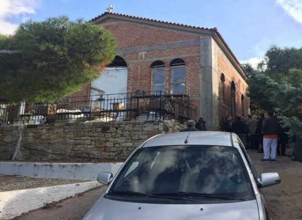 Ιερέας τέλεσε λειτουργία και ...κλειδώθηκε με τους πιστούς όταν έφτασε η Αστυνομία