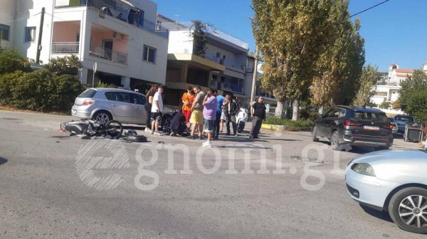 ΧΑΛΚΙΔΑ - ΚΑΝΗΘΟΣ: Σφοδρή σύγκρουση αυτοκινήτου με δίκυκλο στη διασταύρωση του Αγίου Νεκταρίου