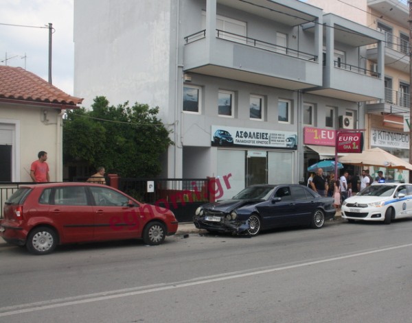 ΧΑΛΚΙΔΑ: Τροχαίο με φισκαρισμένη Mercedes που προσγειώθηκε σε σταθμευμένο ΙΧ