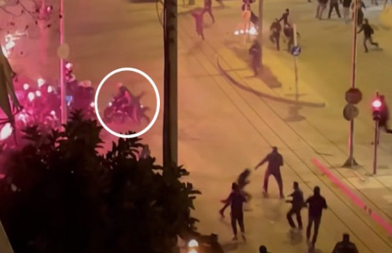 ΝΕΑ ΣΜΥΡΝΗ: Συνελήφθη ο δράστης που έριξε από τη μηχανή τον αστυνομικό (VIDEO)