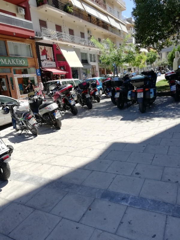 ΧΑΛΚΙΔΑ: Χαμός από μηχανάκια πάνω στον πεζόδρομο του Αγίου Νικολάου