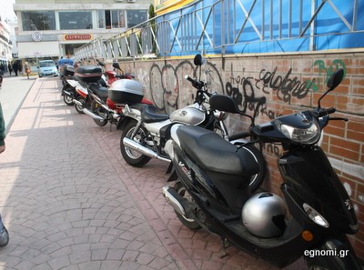 Μηχανάκια σε παράταξη