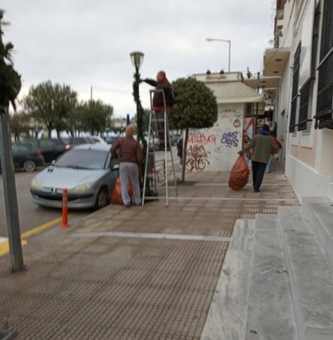 Άστεγοι ξεστόλισαν την Χαλκίδα από τον εορταστικό διάκοσμο