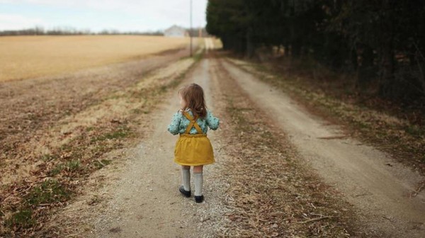 4χρονη έφυγε από το σπίτι και βρέθηκε σε καφενείο!