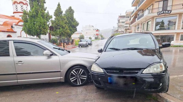ΧΑΛΚΙΔΑ: Αναστάτωση από σύγκρουση αυτοκινήτων στην περιοχή της Αγίας Φωτεινής